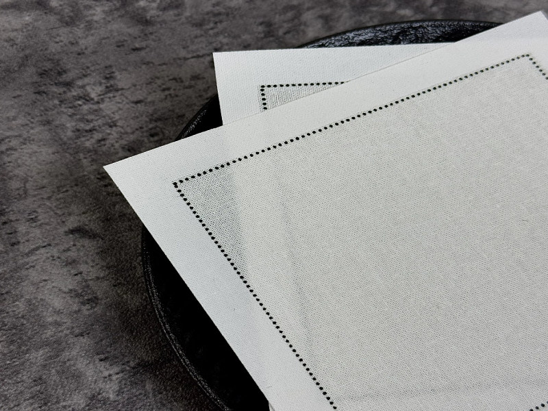 Quais são os principais benefícios do uso de guardanapos de pano em vez de guardanapos de papel?