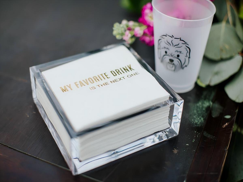 Como os guardanapos para coquetel diferem de outros tipos de guardanapos em termos de tamanho e função?